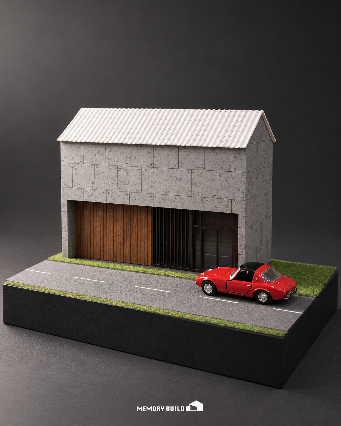 築藏室街屋模型實作：白色斜屋頂、木色入口與紅色跑車